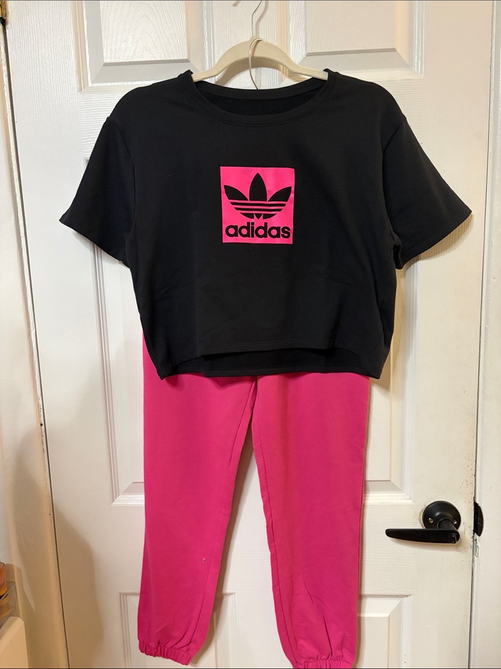 Women Black Cropped Tee & Pink Jogger Set